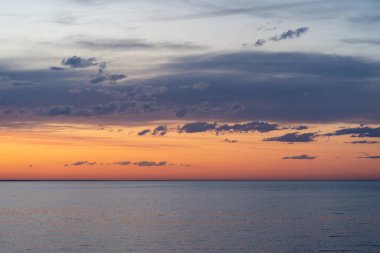 Nehir kıyısında gün batımı çarpıcı renklerle