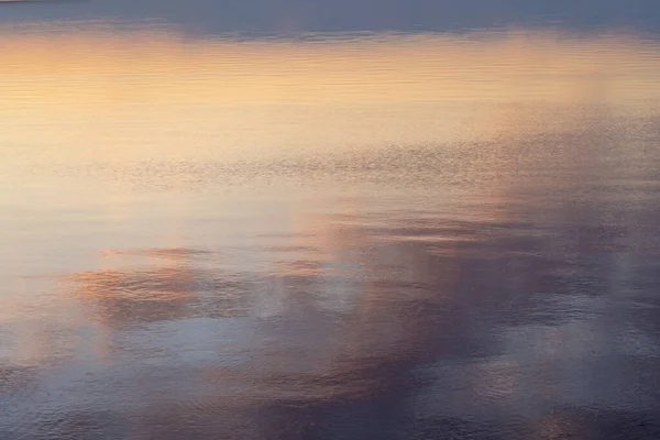 Splendido Riflesso Del Cielo Acqua Calma Durante Tramonto Con Bellissimi — Foto Stock