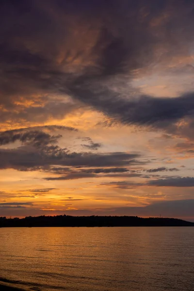 Nehir Kıyısında Gün Batımı Çarpıcı Renklerle — Stok fotoğraf