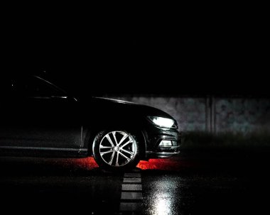 Farlı arabanın gece görüşü.