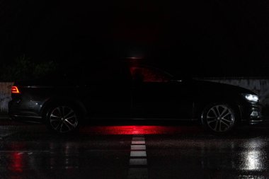 Araba yolda gidiyor.