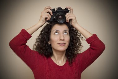 SLR kamera başının üstüne koyarak kadın