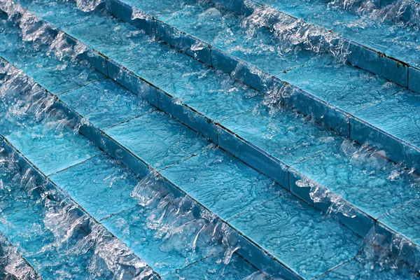 Trinn i et basseng med strømmende vann – stockfoto