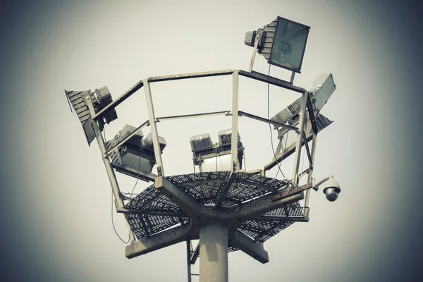 Torre de vigilância com luzes e câmera — Fotografia de Stock