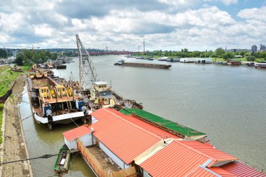 İnşaat gemileri yanaştı nehir Sava, Belgrade, Sırbistan