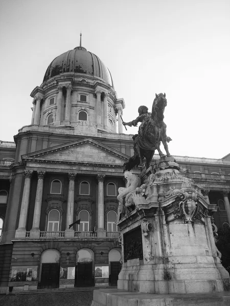 Buda slottet kupolen och terrassen med prins Eugene monument, Budapest, Ungern — Stockfoto