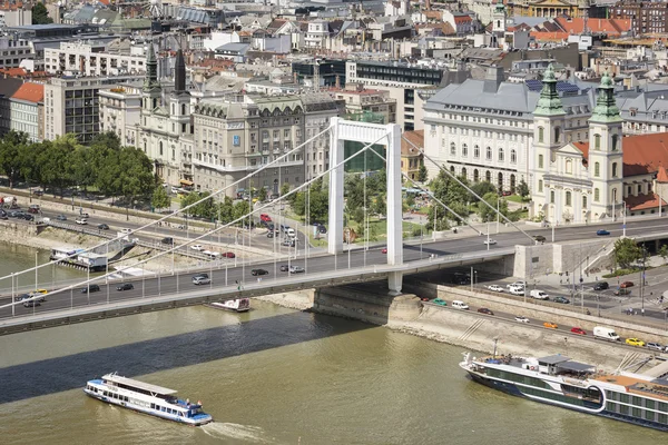 Vista del Puente Erzsebet, Iglesia parroquial de la ciudad interior y el río Danubio tomada de la costa de Buda de Budapest, Hungría —  Fotos de Stock