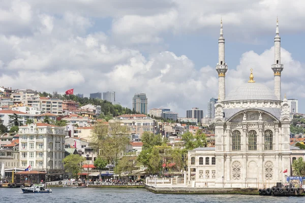 Mezquita Ortakoy y Ortakoy Shoreline, Estambul, Turquía — Foto de Stock