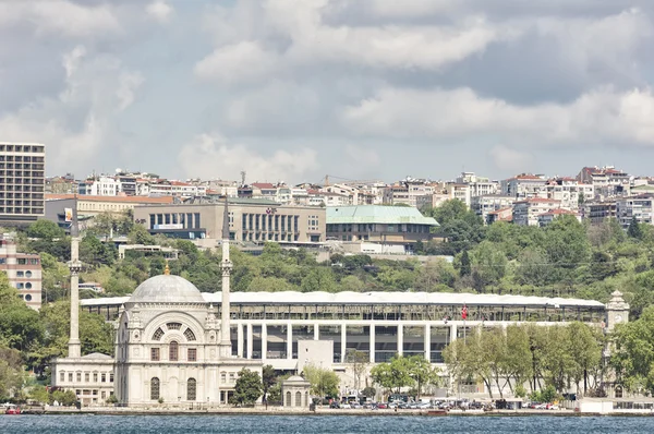 ドルマバフチェ モスクとベシクタシュ ボーダフォン アリーナ スタジアム、イスタンブール、トルコ — ストック写真