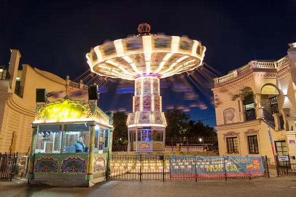 Nattbild från The Wurstelprater, Wien, Österrike — Stockfoto