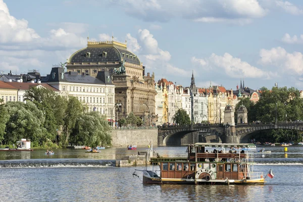 Круизы на пароходе по реке Влтаве, Прага, Чехия — стоковое фото