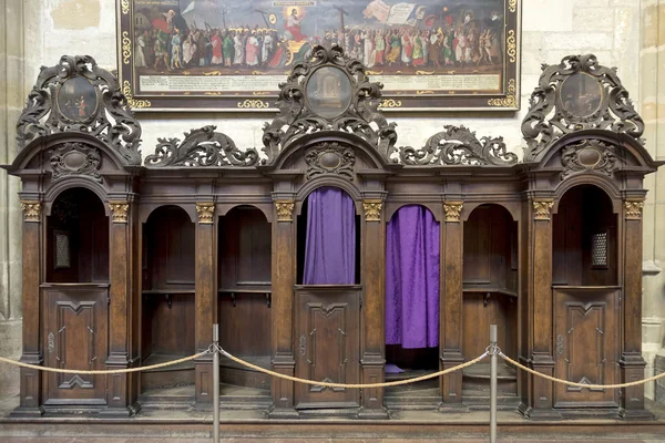 Tradycyjne konfesjonale wewnątrz St. Vitus Cathedral, Praga, Republika Czeska. — Zdjęcie stockowe