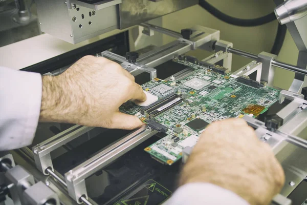 Operator Using Reballing Machine Fix Motherboard — Stock Photo, Image