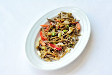 Biberli Samphire salatası ve ince havuç dilimleri. 