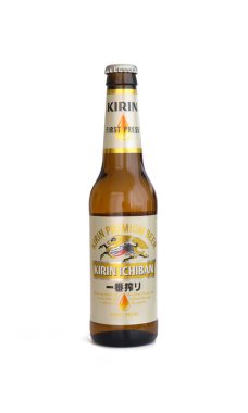 MERSIN, TURKEY, 26 ARALIK 2020: Bir şişe Kirin Ichiban birası, Mitsubishi Grubu üyesi Kirin Bira Şirketi tarafından üretildi.