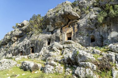 Canakci Mezarlığı 'ndan Ayrıntılar, Kaya Kesimi Mezarlar ve Yardım, Mersin, Türkiye