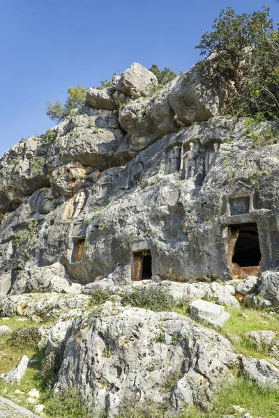 Canakci Mezarlığı 'ndan Ayrıntılar, Kaya Kesimi Mezarlar ve Yardım, Mersin, Türkiye