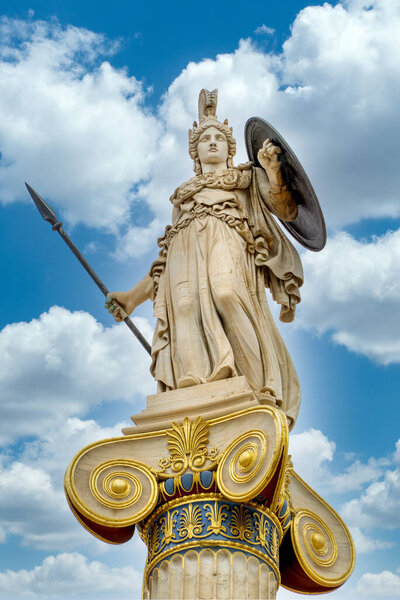 Статуя Афины с голубым небом и облаками в Академии Афин, Греция