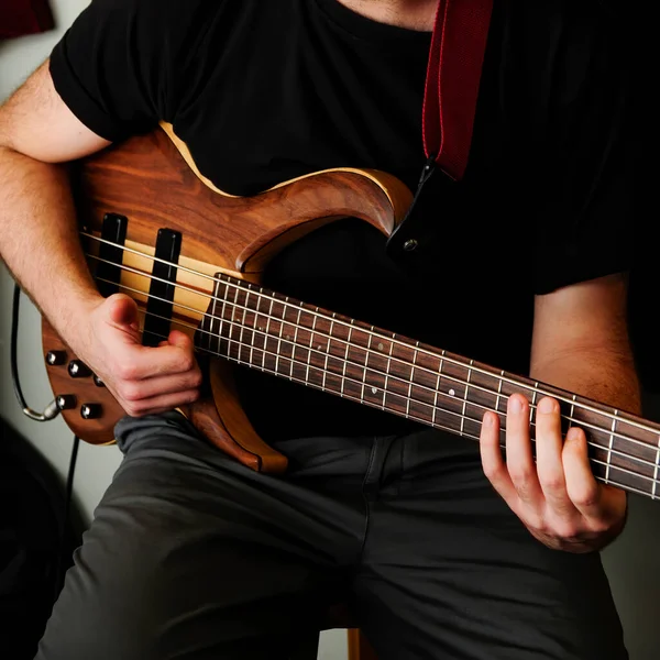 Genç Erkek Bas Gitar Çalıyor — Stok fotoğraf