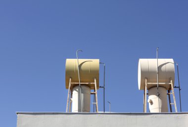 Çatıda güneş su depoları
