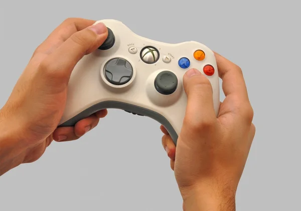 Controlador de manos que sostiene Xbox360 — Foto de Stock
