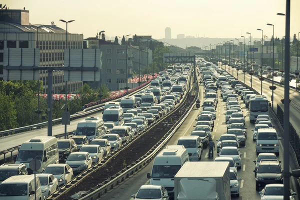 Atasco de tráfico en Mecidiyekoy, Estambul, Turquía — Foto de Stock