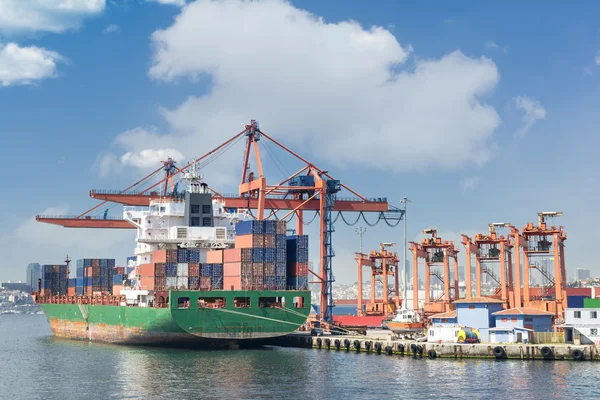 Frachtschiff legt im Hafen an — Stockfoto