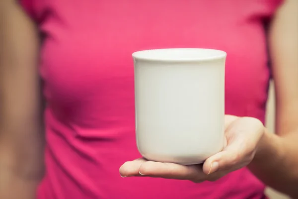 Segurando uma caneca — Fotografia de Stock