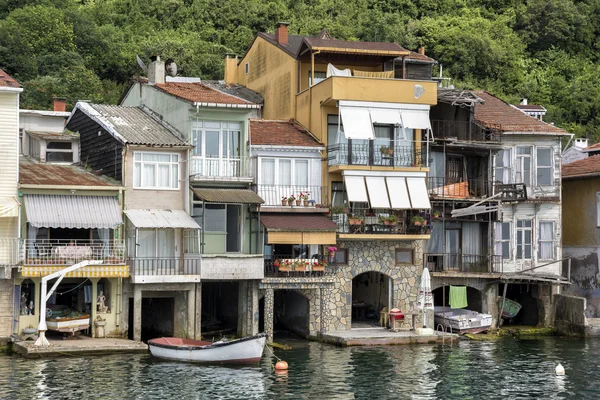 アナドル hisarı、イスタンブール、トルコの海岸の家します。 — ストック写真