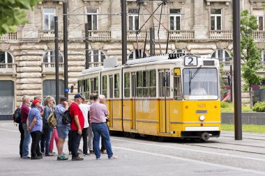 Turistleri teleferik Kossuth Meydanı, Budapeşte, Macaristan için bekliyor