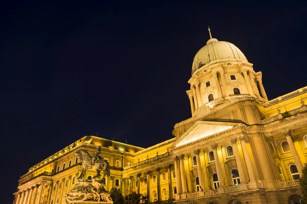 Buda Palace nachts, Budapest, Hongarije — Stockfoto