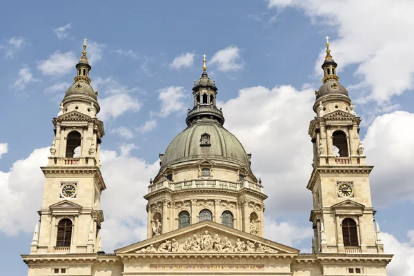 Dome och tornen i St. Stephen's Basilica, Budapest, Ungern — Stockfoto