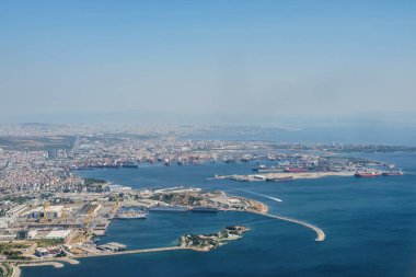 İSTANBUL, TURKEY, 17 Temmuz 2025: Türkiye 'nin en büyük tersane bölgesinin yer aldığı Tuzla bölgesinin havadan fotoğrafı.