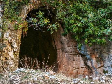 Mersin, Mersin 'deki Lamos Nehri havzasındaki mağaranın girişi