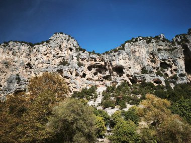 Lamos Nehri Vadisi, Erdemli Bölgesi, Mersin, Türkiye 'deki kayalık dağlarda doğal mağara oluşumları