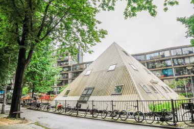 AMSTERDAM, NETHERLANDS, 13 Temmuz 2012: Amsterdam, Hollanda 'da piramit şekilli bina.