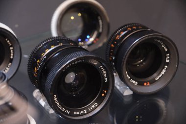 ISTANBUL, TURKEY, 8 Kasım 2022: Ünlü yönetmen Stanley Kubrick tarafından kullanılan Carl Zeiss kamera lensleri, İstanbul Sinema Müzesi 'ndeki Stanley Kubrick sergisi için kısa bir süre sergilendi.