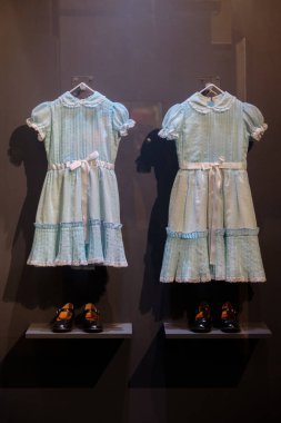 ISTANBUL, TURKEY, NOVEMBER 8, 2022: Filmde kullanılan ikizlerin giydiği elbiseler; Stanley Kubrick 'in yönettiği The Shining, İstanbul Sinema Müzesi' ndeki Stanley Kubrick sergisi için kısa bir süre sergilendi.