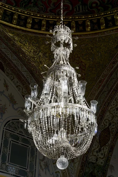 Riesiger Kronleuchter im Thronsaal im Haremsbereich des Topkapi-Palastes, Istanbul, Türkei. — Stockfoto