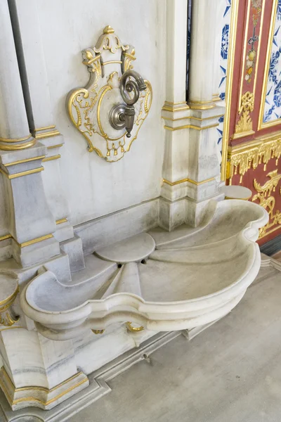 Rubinetto e lavabo all'interno della sala del trono, sezione harem di Palazzo Topkapi, Istanbul, Turchia — Foto Stock