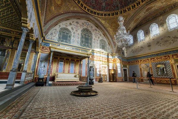 Sala del trono nella sezione Harem di Palazzo Topkapi, Istanbul, Turchia . — Foto Stock