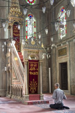 Cami içinde dua adam