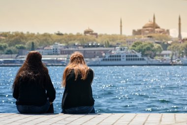 Kıyı şeridi, Istanbul, Türkiye'de oturan kızlar