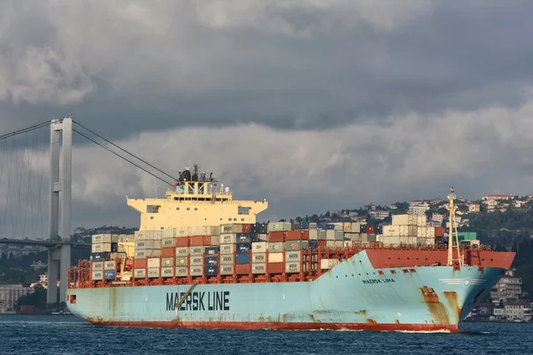 Maersk Line του κοντέινερ πλοίο Maersk Λίμα που διέρχεται από τα στενά του Βοσπόρου, Κωνσταντινούπολη, Τουρκία — Φωτογραφία Αρχείου