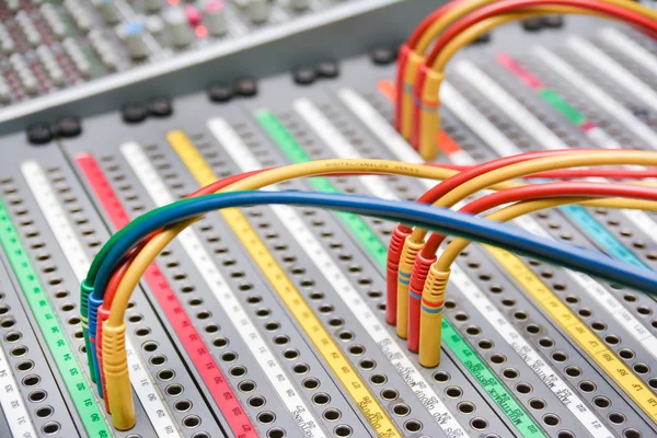 Parche de cables en un mezclador de estudio — Foto de Stock