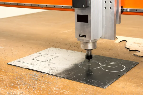 Kesme makinesi iş yerinde bilgisayar destekli