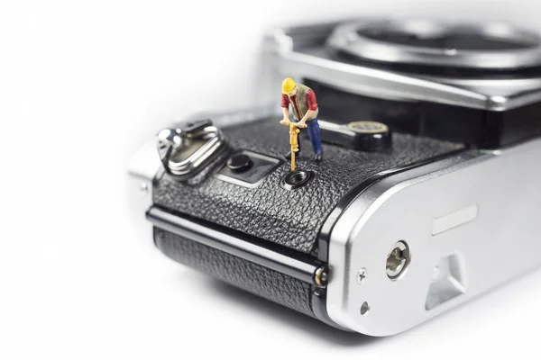 Miniatuur werknemer met behulp van Driller bovenop de Slr Camera — Stockfoto