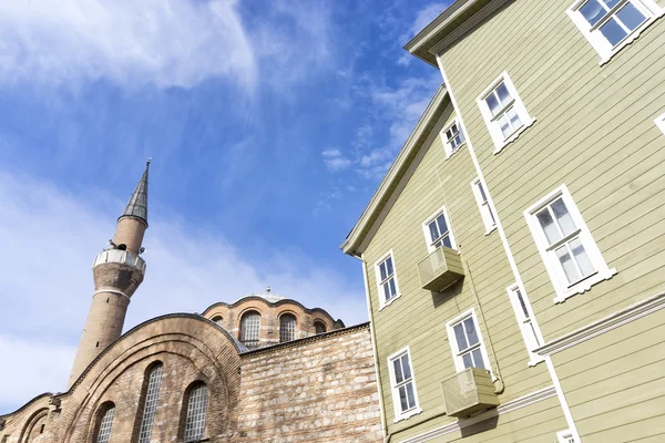 Außenaufnahme eines alten istanbul Hauses und einer Kalenderhane Moschee, istanbul, Türkei — Stockfoto