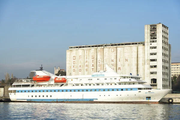 MV Mavi Marmara passagerarfartyg som dockas på Haydarpasa Port, Istanbul, Turkiet — Stockfoto