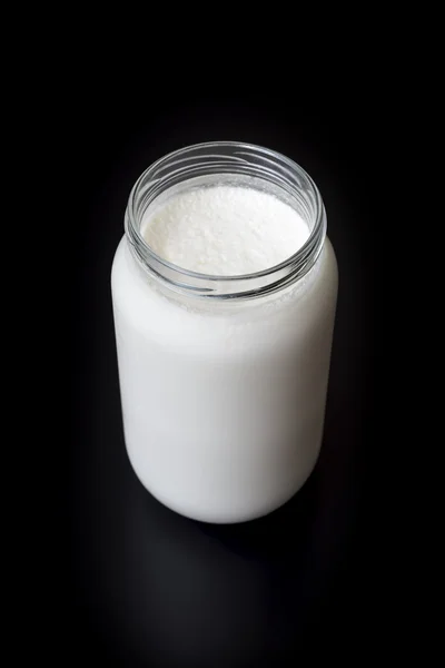 Hemgjord yoghurt isolerad på svart bakgrund — Stockfoto